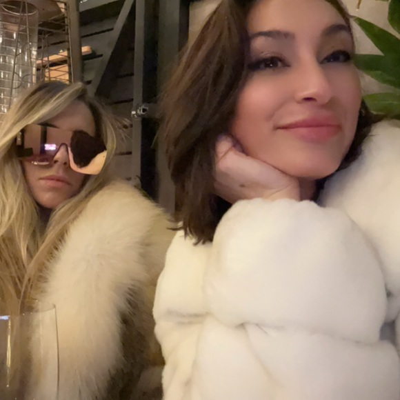 Meet your Posher, Ariel - Picture 2 of 5